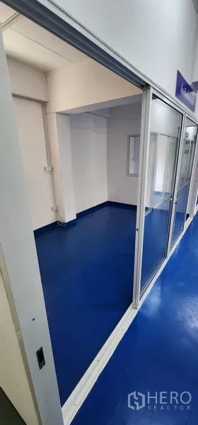 货栈 出租在Bueng Kum, Bangkok - 带推拉玻璃门的小型生产或办公间，蓝色环氧地坪。