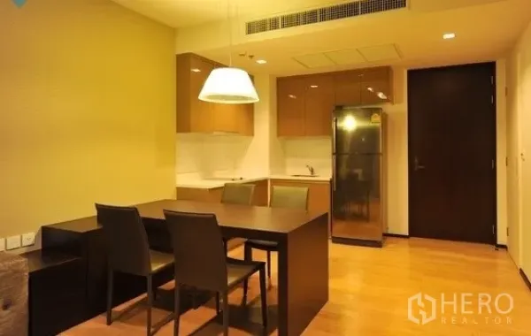 คอนโด ให้เช่าในKhlong Toei, Bangkok - พื้นที่รับประทานอาหารโอเพ่น พร้อมโต๊ะไม้เข้ม โคมไฟแขวน และครัวด้านหลัง