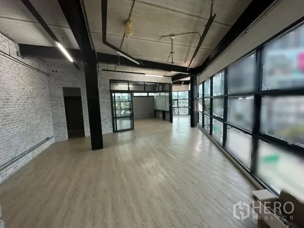 สำนักงาน ให้เช่าในChatuchak, Bangkok - พื้นที่ออฟฟิศเปิดโล่ง ผนังกระจกยาว คานเหล็ก และพื้นไม้โทนอ่อน