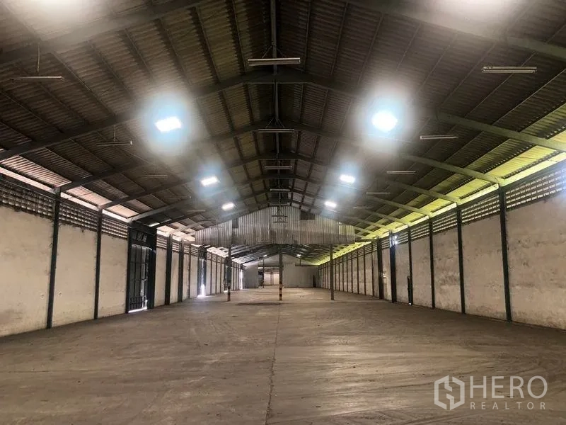 货栈 出租在Bang Pa-in, Phra Nakhon Si Ayutthaya - 仓库纵深视角，高位照明与耐用混凝土地面。