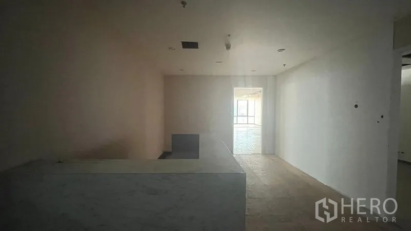 สำนักงาน ให้เช่าหรือขาย - โถงต้อนรับมีเคาน์เตอร์หินและทางเดินไปยังพื้นที่สำนักงานแบบเปิด