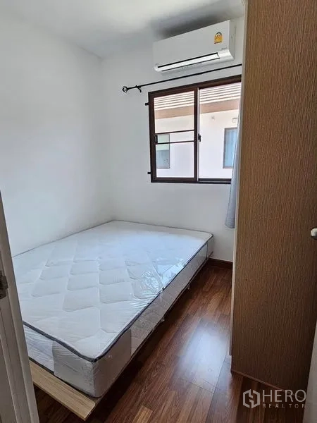 ทาวน์เฮาส์ ให้เช่า - ห้องนอนอีกห้อง แอร์ หน้าต่าง และพื้นไม้โทนอุ่น