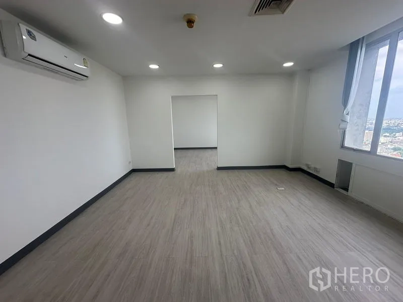 สำนักงาน ให้เช่า - ห้องทำงานสว่าง มีเครื่องปรับอากาศและพื้นที่ต่อเนื่อง พร้อมวิวสกายไลน์