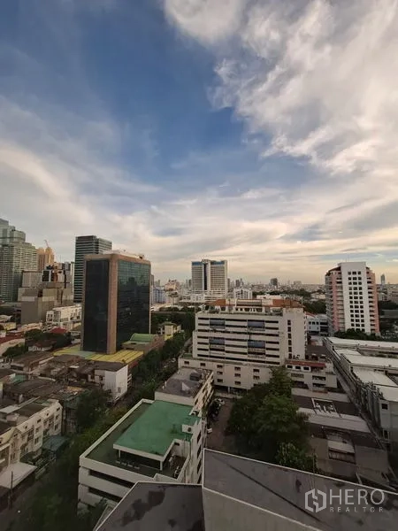 公寓 出租在Bang Rak, Bangkok - 高楼层俯瞰邦拉克与是隆的城市天际线。