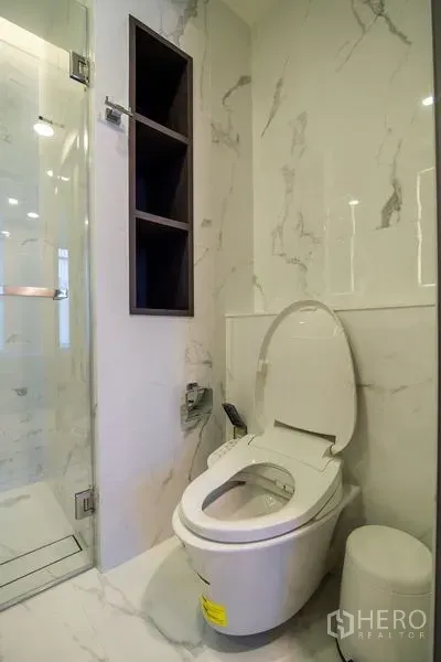 คอนโด ให้เช่าในKhlong Toei, Bangkok - ห้องน้ำกรุหินอ่อน พร้อมโถสุขภัณฑ์อัจฉริยะและตู้ shower กระจกใส