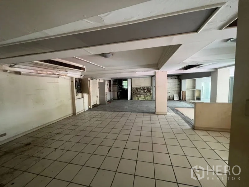 零售空间 出租在Watthana, Bangkok - 大型开放交易区，立柱与不同地面材质，待装修。