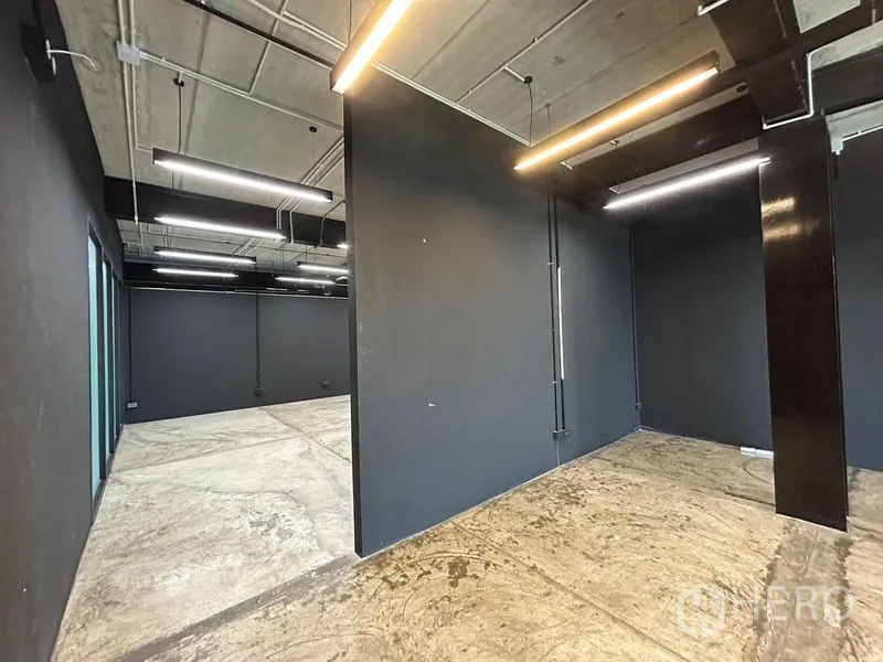 สำนักงาน ให้เช่าในChatuchak, Bangkok - พื้นที่แบ่งสัดส่วนพร้อมไฟเส้นแขวน และผนังสไตล์อุตสาหกรรมสีดำ