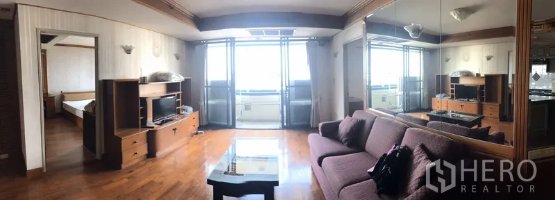 公寓 出租在Watthana, Bangkok - 客厅全景，推拉门直达阳台。