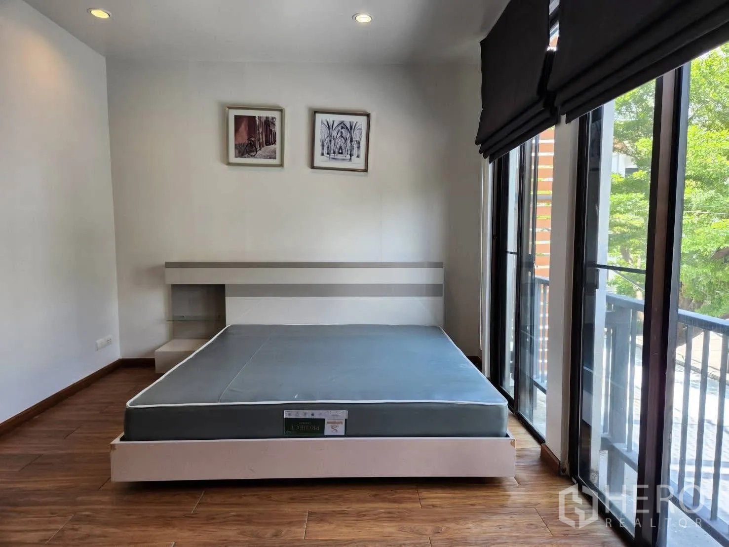 ทาวน์เฮาส์ ให้เช่าในSuan Luang, Bangkok - มุมที่สองของห้องนอนติดระเบียง พร้อมประตูกระจกคู่