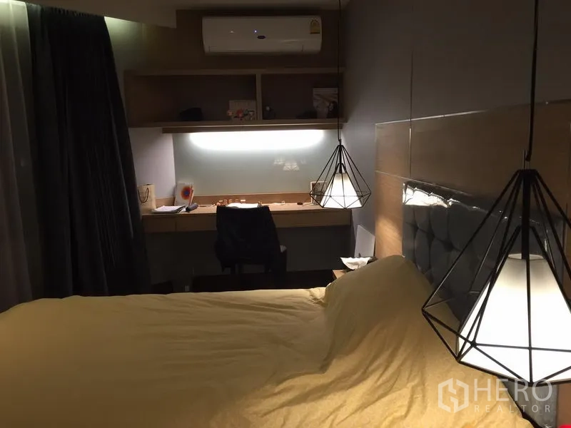 คอนโด ขายในWatthana, Bangkok - ห้องนอนพร้อมโต๊ะทำงาน ชั้นวางผนัง และโคมแขวนทรงเรขาคณิต