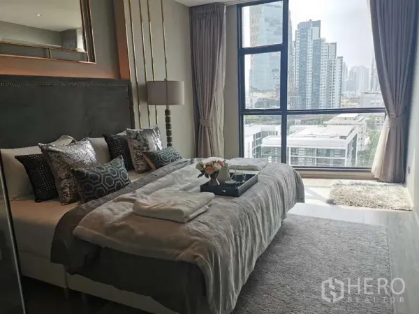 คอนโด ให้เช่าหรือขายในWatthana, Bangkok - ห้องนอนกว้างพร้อมกระจกบานใหญ่และทิวทัศน์เมือง