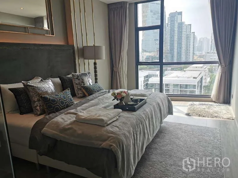 คอนโด ให้เช่าหรือขายในWatthana, Bangkok - ห้องนอนกว้างพร้อมกระจกบานใหญ่และทิวทัศน์เมือง