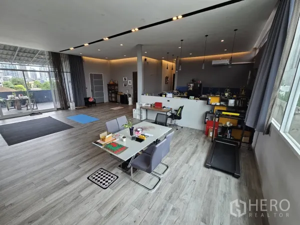 สำนักงาน ให้เช่า - โถงทำงานกว้าง ประตูกระจกบานเลื่อนเชื่อมสู่ระเบียงใหญ่ พื้นไม้และไฟฝังฝ้าแบบโมเดิร์น.