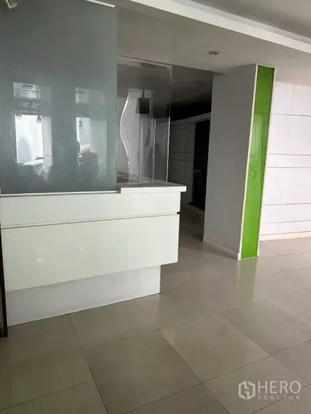 อาคารพาณิชย์ ขายในWatthana, Bangkok - เคาน์เตอร์ต้อนรับชั้นล่างกั้นกระจก พื้นกระเบื้องเงา.