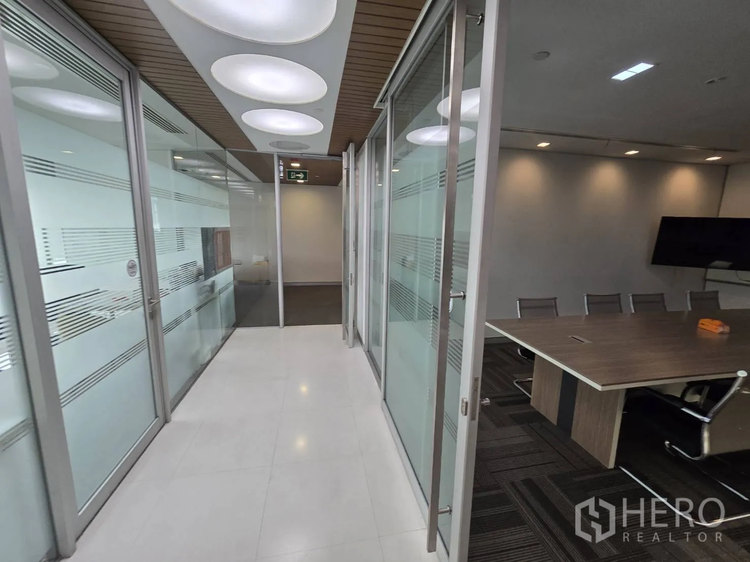 สำนักงาน ให้เช่าในWatthana, Bangkok - ทางเดินกระจกนำสู่ห้องประชุม ใต้ไฟเพดานทรงกลม