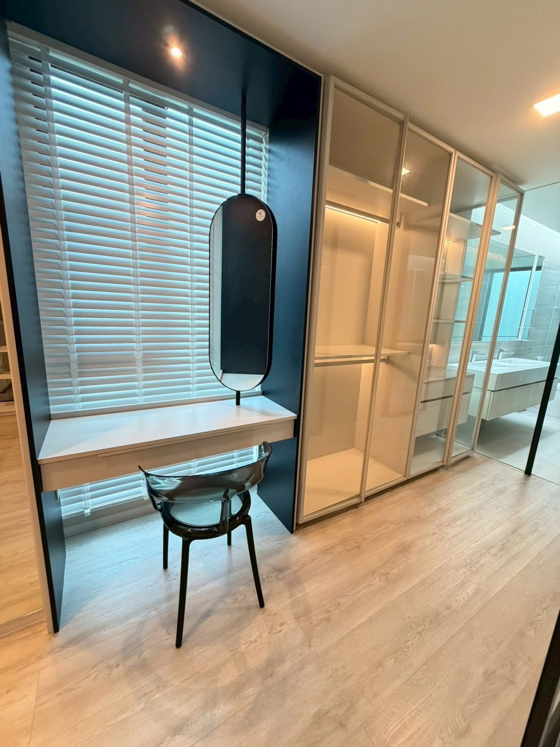 Detached House for rent in Saphan Sung, Bangkok - Walk-in dressing area with vanity desk, glass-front wardrobes and blinds.