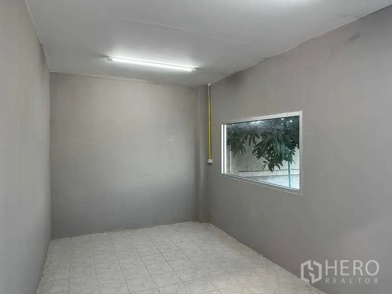 货栈 出租在Mueang Pathum Thani, Pathum Thani - 仓库内小型办公室，带窗户与日光灯