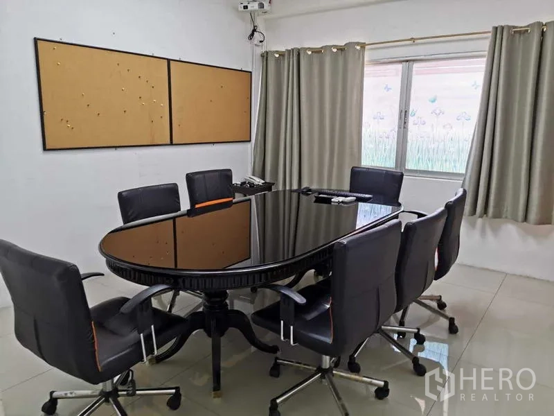 สำนักงาน ให้เช่าในHuai Khwang, Bangkok - ห้องประชุมโต๊ะวงรีเงา เก้าอี้หนัง 8 ที่นั่ง พร้อมโปรเจ็กเตอร์และบอร์ดไม้ก๊อก.