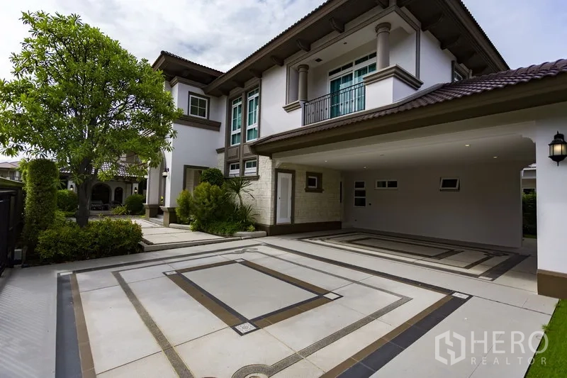 独立式住宅 出租在Mueang Samut Prakan, Samut Prakan - 宽敞车道与带顶车库，旁有景观花园的现代住宅。