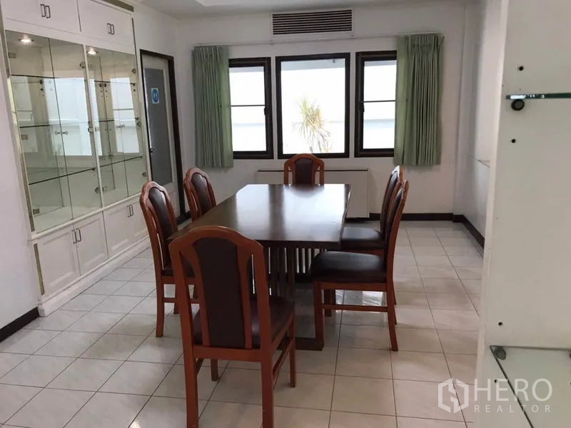 บ้าน ให้เช่าในPhra Khanong, Bangkok - ห้องรับประทานอาหารพร้อมโต๊ะไม้ 6 ที่นั่ง หน้าต่าง 3 บาน และตู้โชว์บิวท์อิน