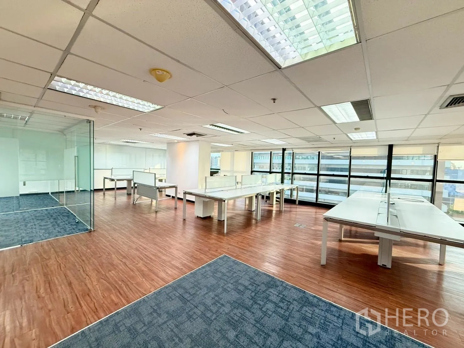 ออฟฟิศ for rent in Watthana, Bangkok - พื้นที่ทำงานเปิดโล่ง กระจกขนาดใหญ่พร้อมมู่ลี่ และโต๊ะยาวสีขาว.