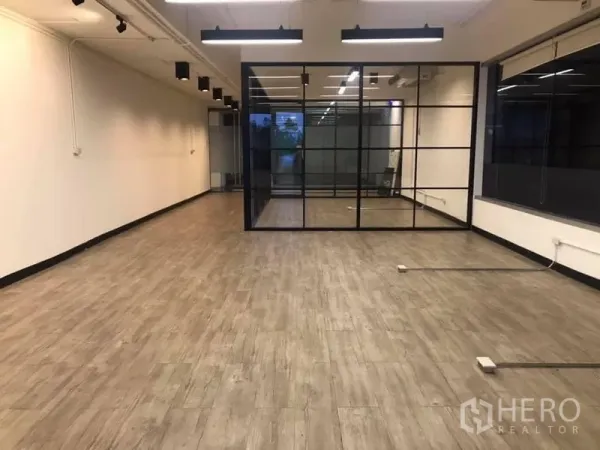 สำนักงาน ให้เช่าในKhlong Toei, Bangkok - พื้นที่ทำงาน 80 ตร.ม. กั้นกระจกกรอบดำ ไฟราง LED และเลย์เอาต์โล่ง