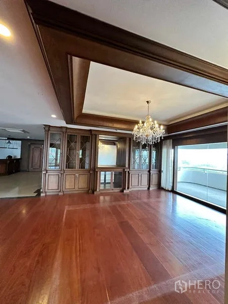 คอนโด ให้เช่าในBangkok - ดีเทลฝ้าหลุมเหนือมุมรับประทานอาหารพร้อมโคมระย้า