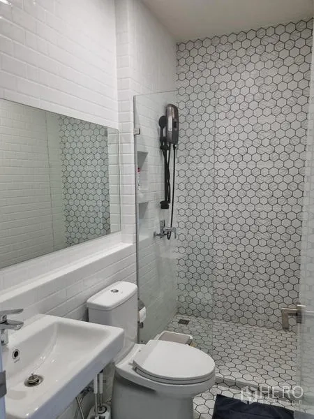 ทาวน์เฮาส์ ให้เช่า - ห้องน้ำจากมุมมองอื่น โชว์ฝักบัวแบบวอล์กอินและกระจกบานยาว