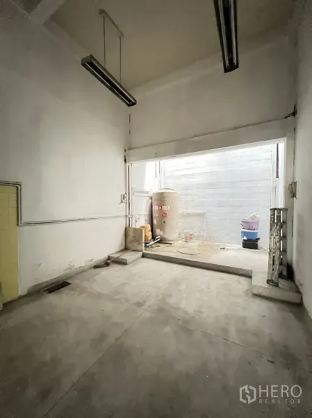 店屋 出租在Phra Khanong, Bangkok - 后部功能区，高顶与日光天井，配有储水罐与收纳空间。