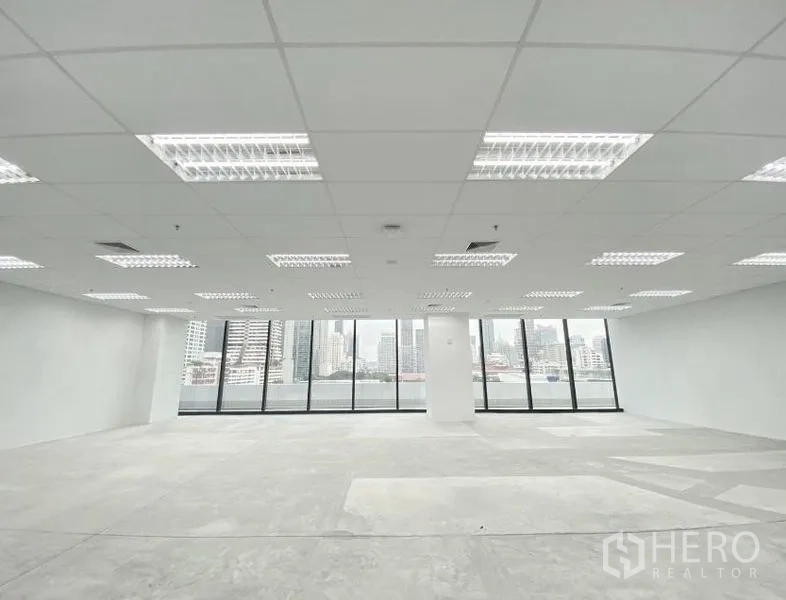 สำนักงาน ให้เช่าในRatchathewi, Bangkok - พื้นที่สำนักงานเปล่า มีเสากลาง กระจกบานสูงรอบด้าน มองเห็นสกายไลน์ พร้อมตกแต่งได้ตามต้องการ