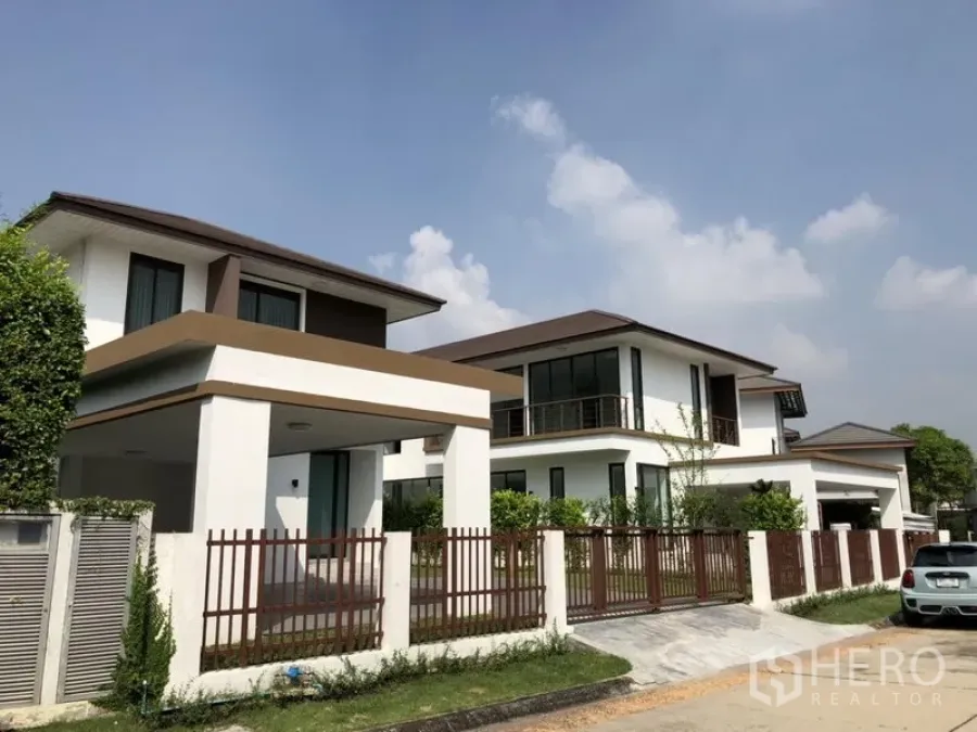 独立式住宅 出租在Prawet, Bangkok - 现代两层独栋别墅，带围栏与有顶车位，街区安静。