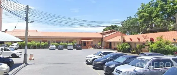 零售空间 出租在Yan Nawa, Bangkok - 橙色瓦屋顶的一层商业建筑群与大型地面停车场（Yan Nawa）。