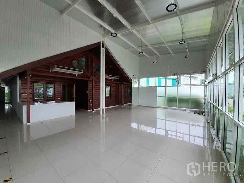 พื้นที่ขายปลีก ให้เช่าในPrawet, Bangkok - ฮอลล์ค้าปลีกเพดานสูงกระจกบานใหญ่ พร้อมเคาน์เตอร์กรุไม้