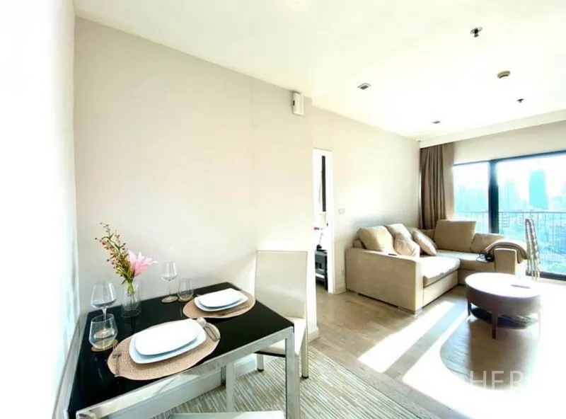 คอนโด ให้เช่าในKhlong Toei, Bangkok - พื้นที่นั่งเล่น–ทานอาหารสว่าง โทนสีอบอุ่น พร้อมหน้าต่างระเบียงเต็มบาน