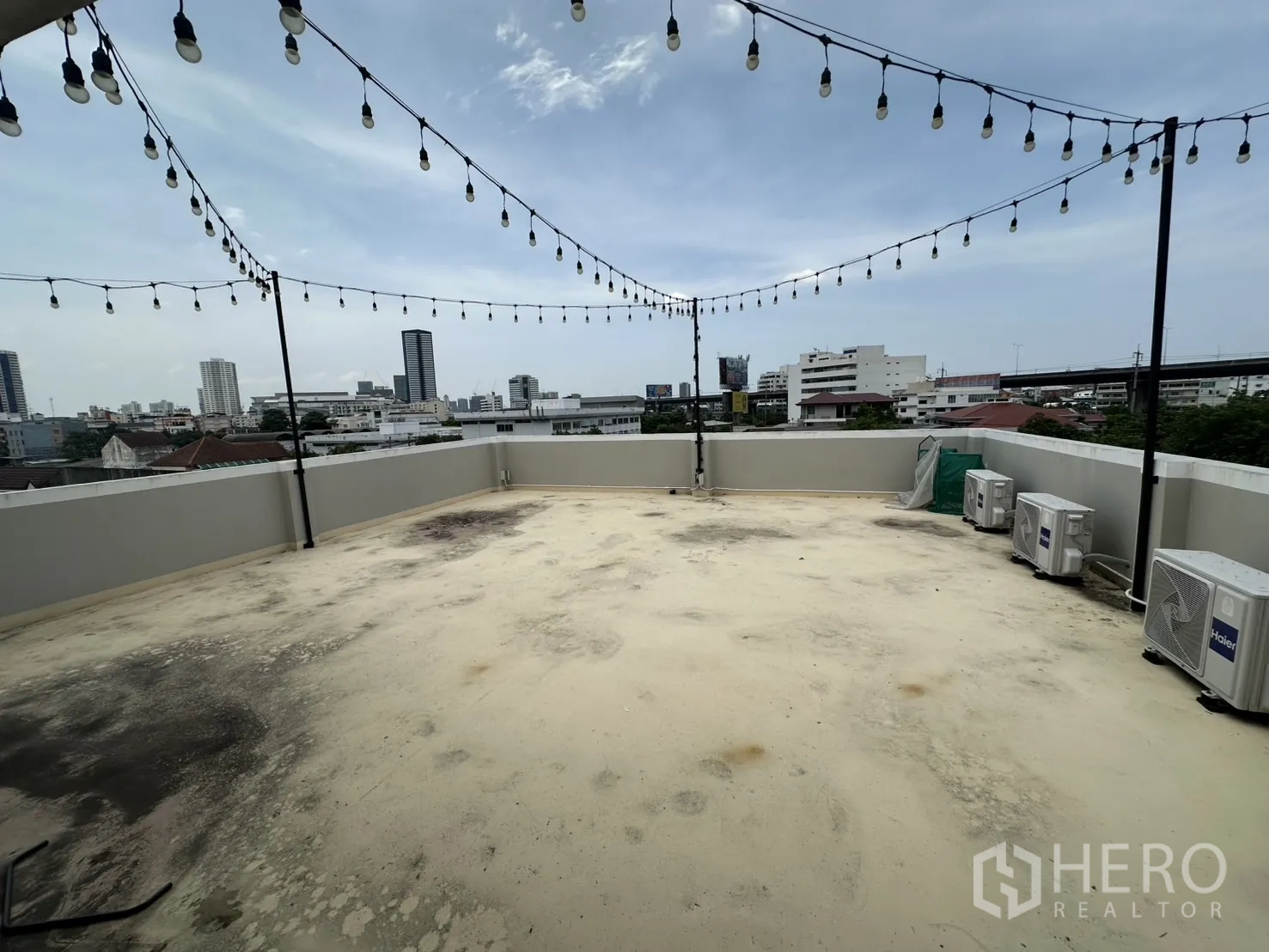 带办公室的家 出租或出售在Bang Na, Bangkok - 宽大屋顶平台，挂串灯，远眺邦那天际线