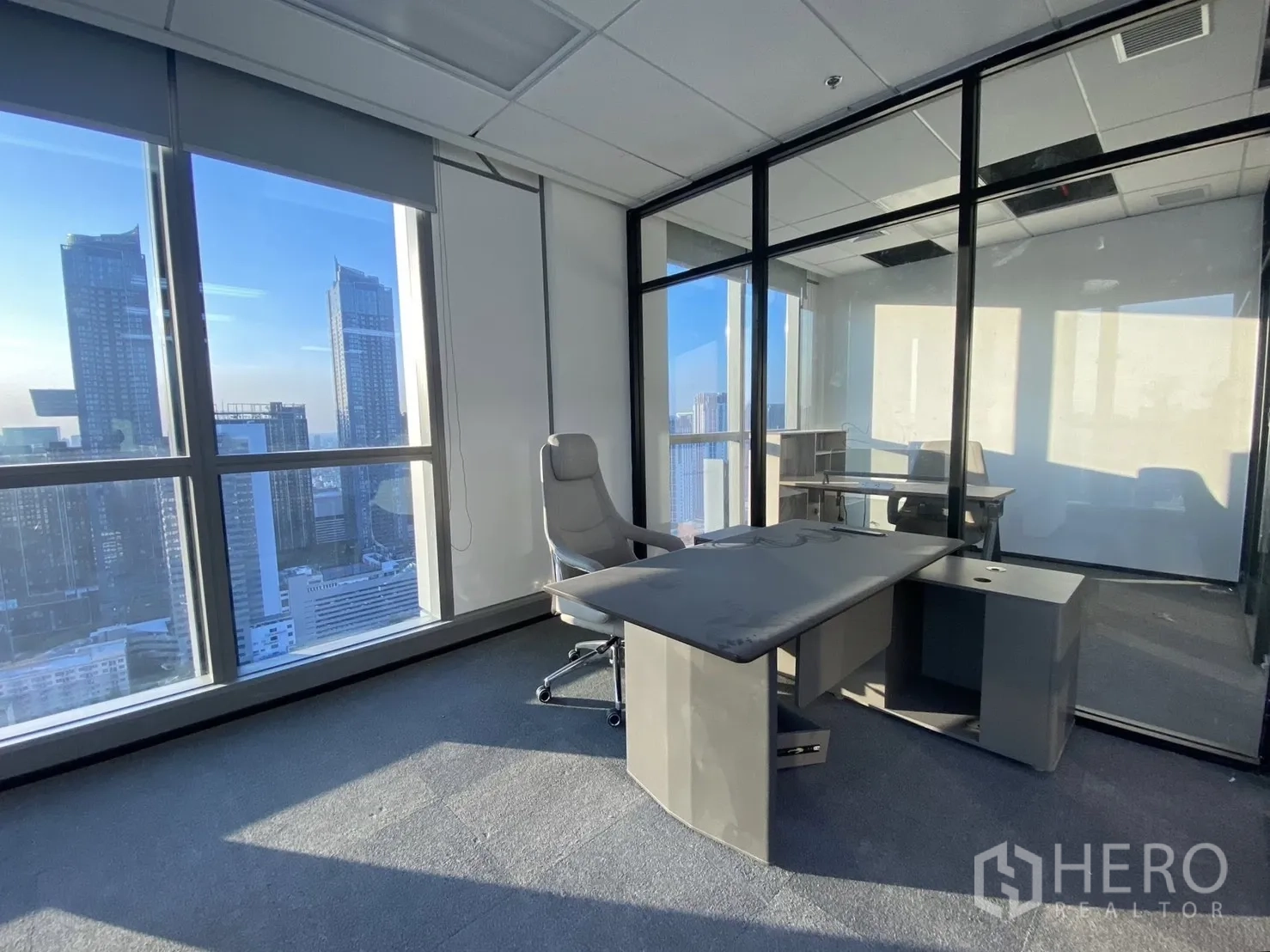สำนักงาน for rent in Huai Khwang, Bangkok - ห้องผู้บริหารมุมอาคาร กระจกเต็มบาน วิวเมือง และผนังกระจกใส