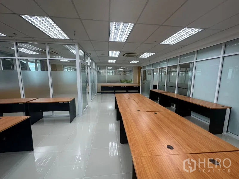 办公空间 出租在Suan Luang, Bangkok - 开放式办公室，木质工位、磨砂玻璃隔断、嵌入式空调与明亮LED灯。