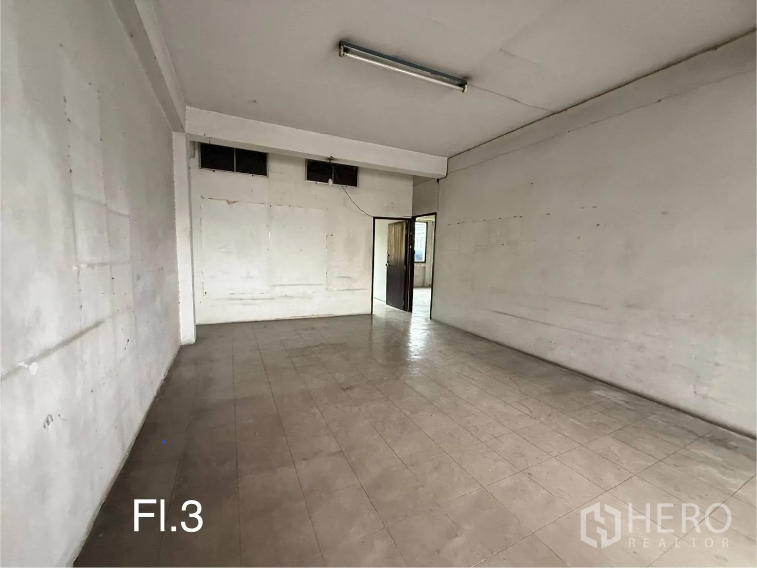 Shophouse for rent in Bang Na, Bangkok - Spacious third-floor open room with fluorescent lights and tiled floor.