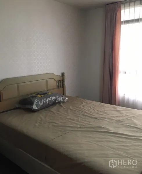 คอนโด ให้เช่าในWatthana, Bangkok - ห้องนอนรองอบอุ่น มีเตียง ผ้าม่านยาว และแสงธรรมชาติจากหน้าต่างสูง