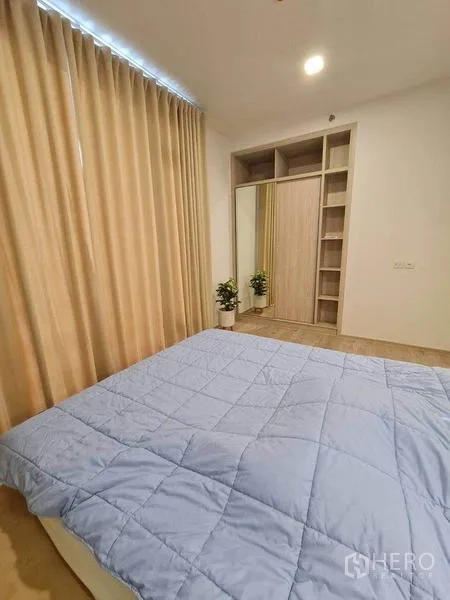 คอนโด ให้เช่า - ตู้เสื้อผ้าบานกระจกเงาบานเลื่อน พร้อมชั้นเก็บของในห้องนอน