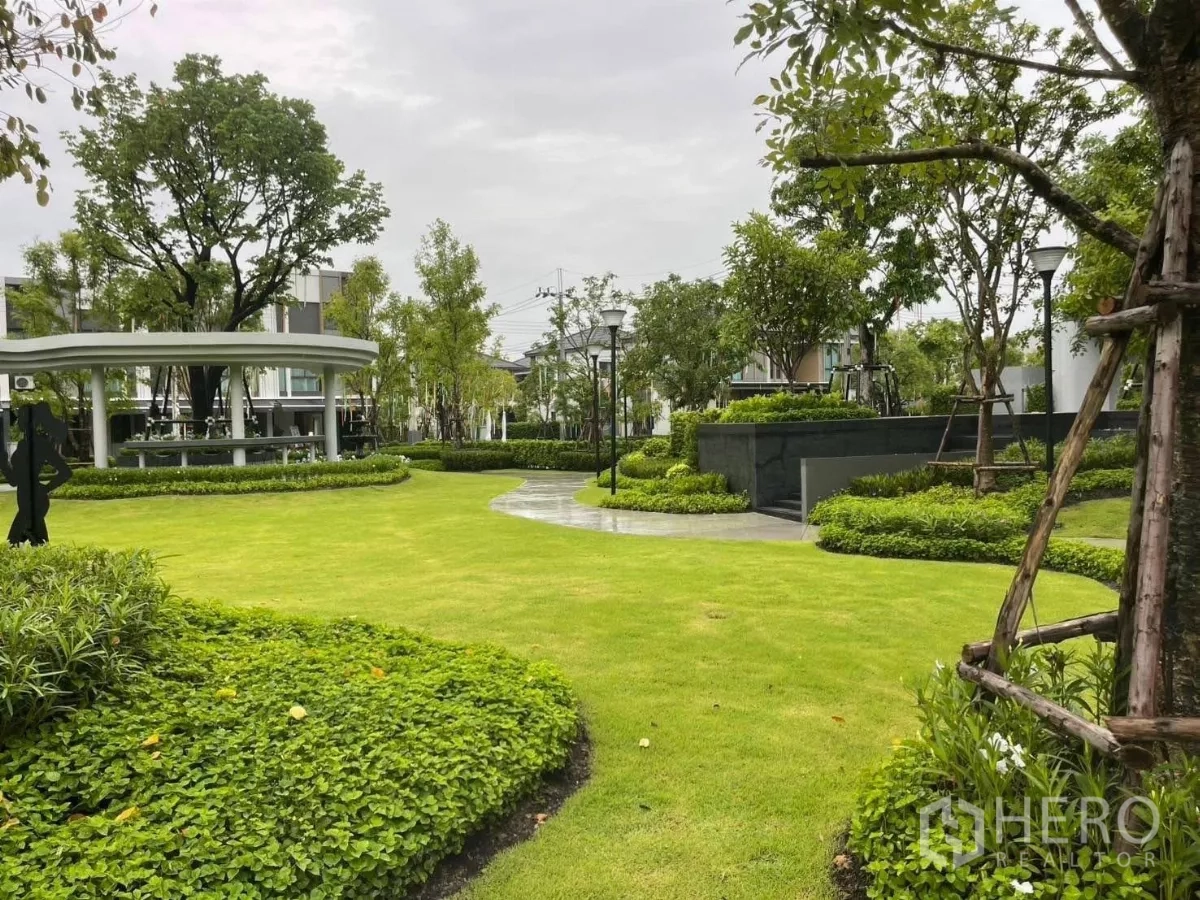 ทาวน์เฮาส์ ให้เช่าในSamut Prakan - สวนส่วนกลางสนามหญ้าเขียว ทางเดินโค้ง และต้นไม้ร่มรื่นในโครงการ