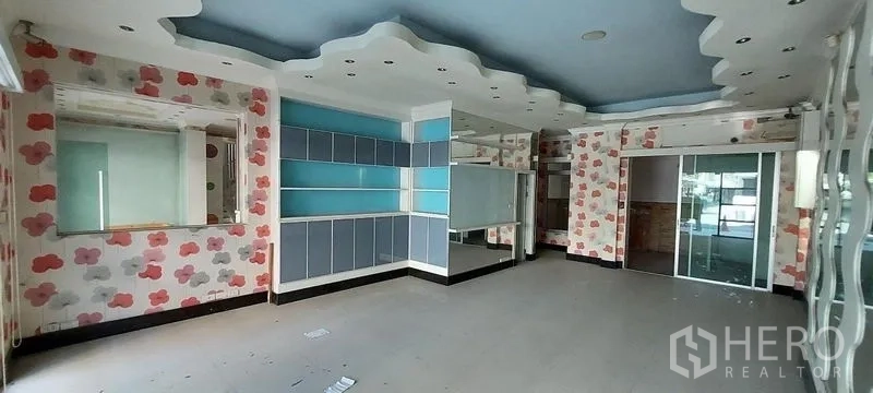 Home Office for sale in Wang Thonglang, Bangkok - Open-plan showroom with built-in shelves, mirrors and sliding glass partition.