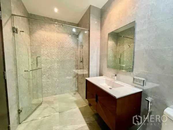 คอนโด ให้เช่าในWatthana, Bangkok - ห้องน้ำสไตล์โมเดิร์นพร้อมตู้กระจกอาบน้ำและอ่างล้างหน้าเดี่ยว