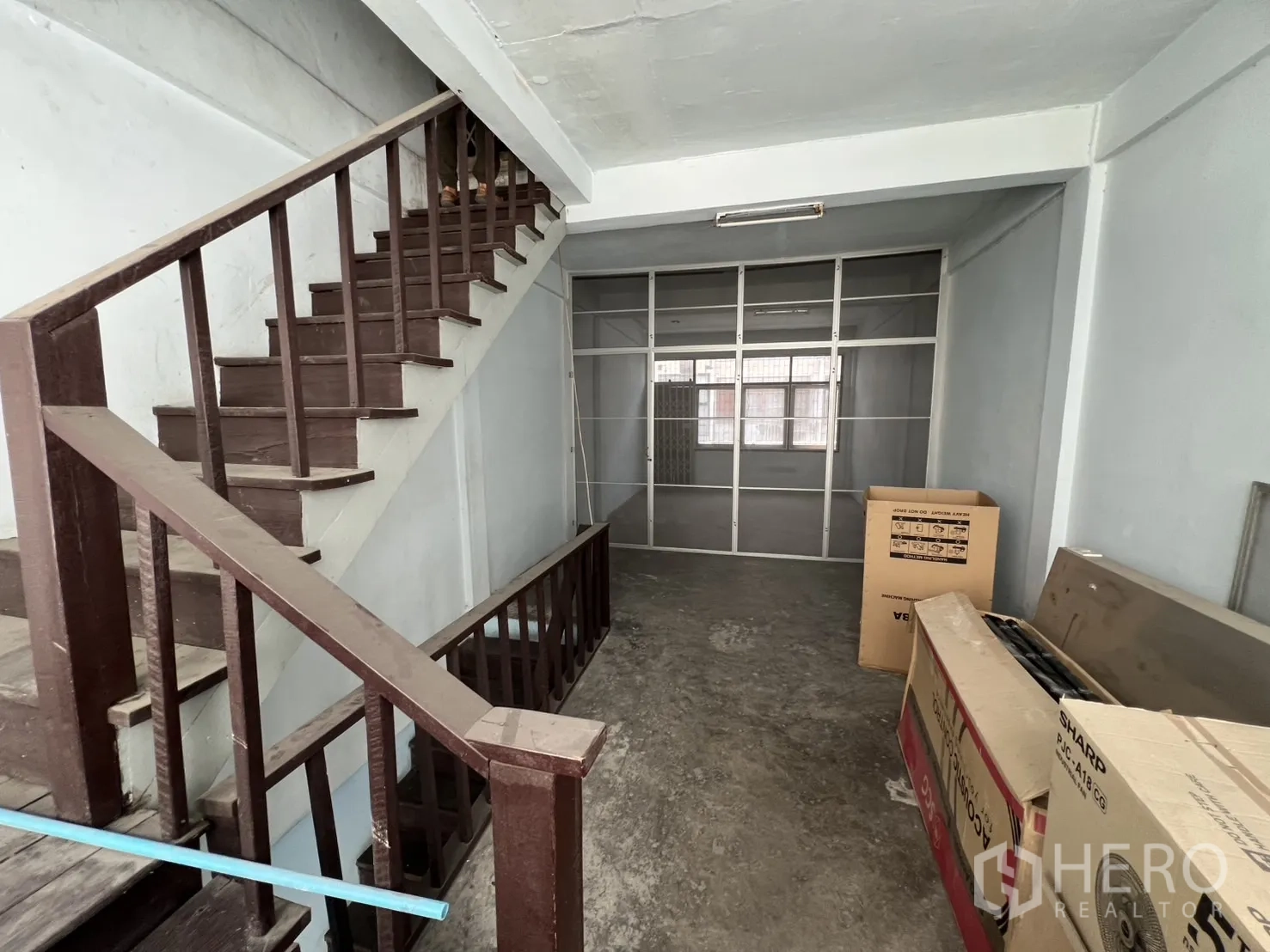 อาคารพาณิชย์ ให้เช่าหรือขาย - โถงบันไดเชื่อมสู่ห้องกั้นกระจก มีพื้นที่เก็บของ