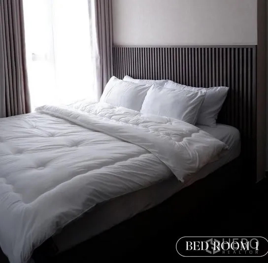 公寓 出租在Watthana, Bangkok - 次卧，白色羽绒被、格栅床头与柔和采光