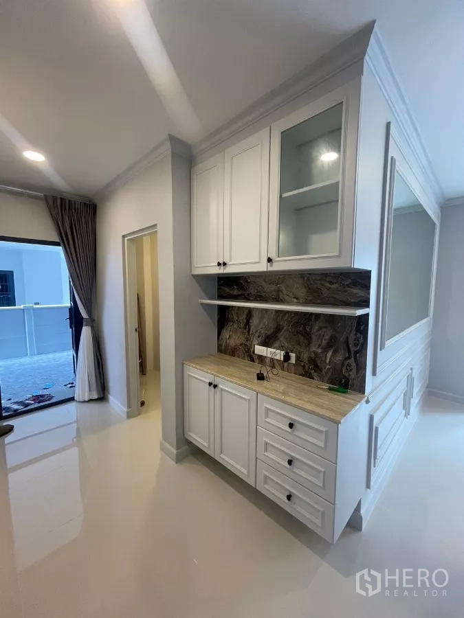 Detached House for rent in Bang Phli, Samut Prakan - Pantry or built-in storage cabinet with glass doors and stone backsplash.