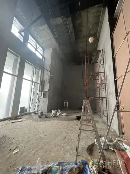 พื้นที่ขายปลีก ให้เช่าในSathon, Bangkok - ภายในร้านแบบเพดานสูงโปร่ง หน้าต่างกระจกเต็มบานและวัสดุก่อสร้าง