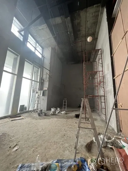 พื้นที่ขายปลีก ให้เช่าในSathon, Bangkok - ภายในร้านแบบเพดานสูงโปร่ง หน้าต่างกระจกเต็มบานและวัสดุก่อสร้าง