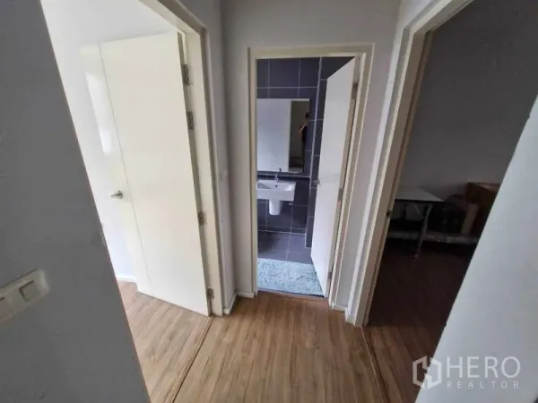 联排别墅 出售在Phra Pradaeng, Samut Prakan - 楼层走廊，木地板，通往卧室与卫生间