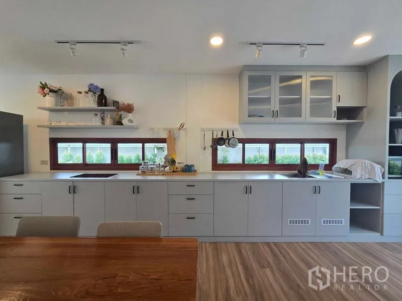 สำนักงานที่บ้าน ให้เช่า - ภาพระยะใกล้ของตู้ครัว ชั้นวางแบบเปิด และหน้าต่างแนวนอนบานยาว